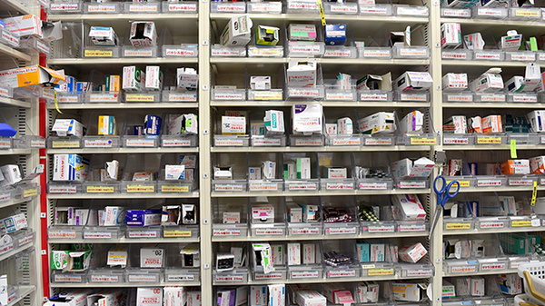 スギ薬局　東久留米下里店の薬棚