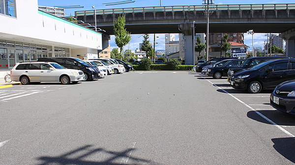 スギ薬局　内田橋店の駐車場