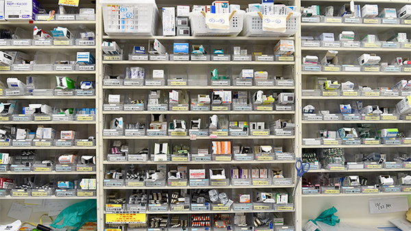 スギ薬局　東久留米駅前店の薬棚