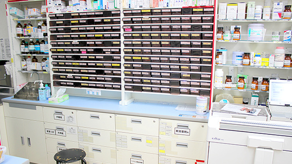 スギ薬局　金山北店の薬棚
