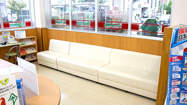 スギ薬局　金山北店の待合スペース