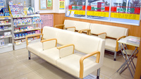 スギ薬局　西東京北原町店の待合スペース