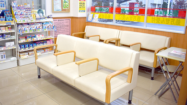 スギ薬局　西東京北原町店の待合スペース