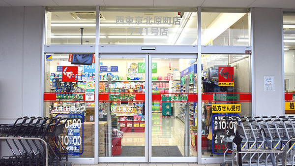 スギ薬局　西東京北原町店の入口