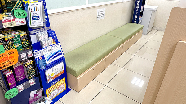 スギ薬局　梅田店の待合スペース