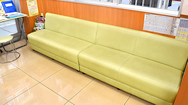 スギ薬局　調布布田店の待合スペース