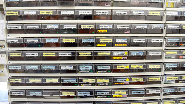 スギ薬局　調布布田店の薬棚