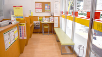スギ薬局　江東富岡店の待合スペース