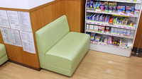スギ薬局　南大井店の待合スペース