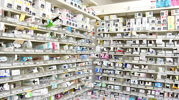 スギ薬局　文教台店の薬棚