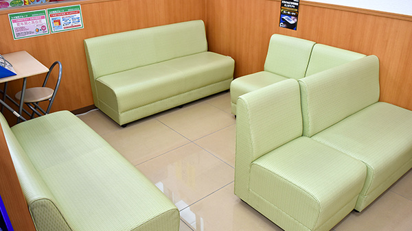 スギ薬局　本陣店の待合スペース