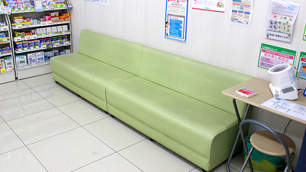 スギ薬局　八日町店の待合スペース