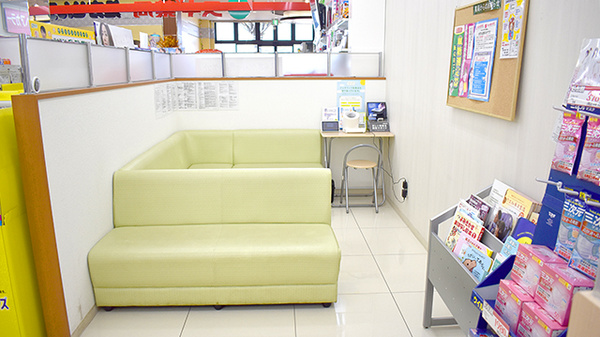 スギ薬局　いずみ野駅前店の待合スペース
