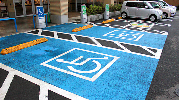 スギ薬局　秦野平沢店の駐車場