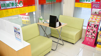 スギ薬局　瓦屋町店の待合スペース