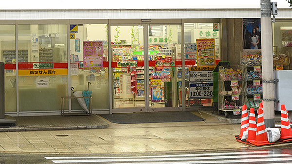 スギ薬局　瓦屋町店の入口