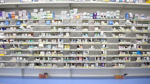 スギ薬局　新橋町店の薬棚