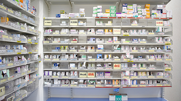スギ薬局　コピオ多摩境店の薬棚