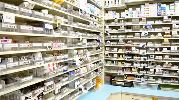 スギ薬局　住吉苅田店の薬棚
