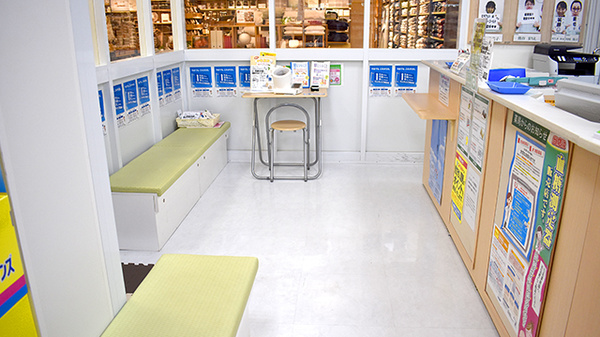 スギ薬局　丸広上尾店の待合スペース