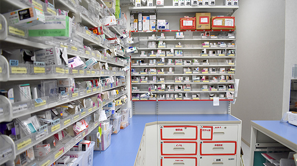 スギ薬局　丸広上尾店の薬棚
