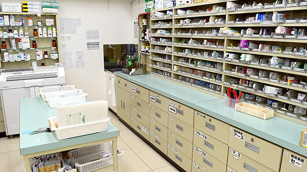 スギ薬局　長良町店の薬棚