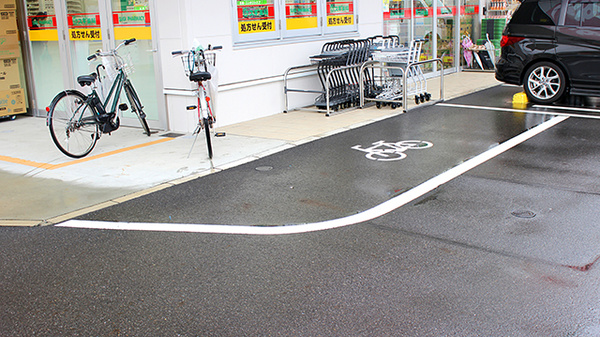 スギ薬局　汐路店の駐輪場