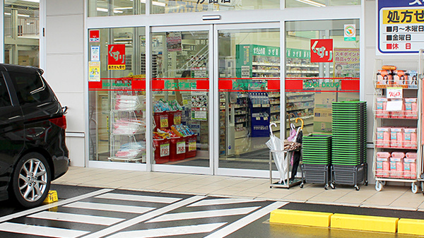 スギ薬局　汐路店の入口