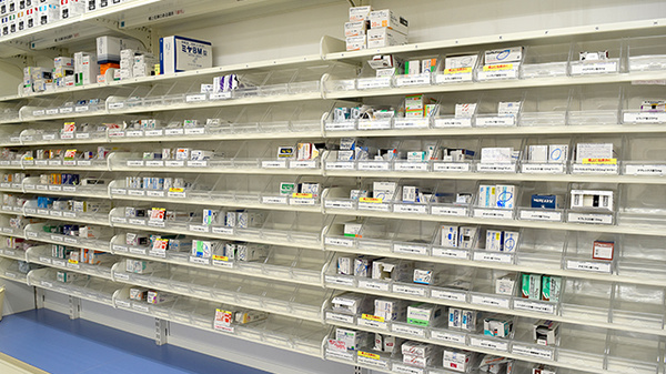 スギ薬局　南小岩店の薬棚
