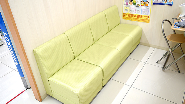 スギ薬局　四ツ橋店の待合スペース