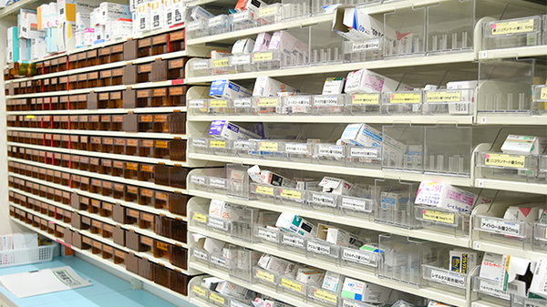 スギ薬局　四ツ橋店の薬棚