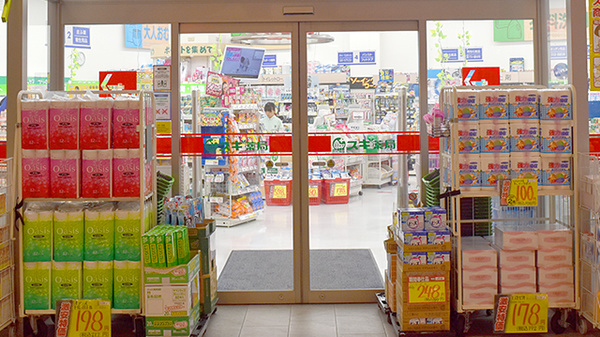スギ薬局　ウニクス川越店（川越駅西口）の入口