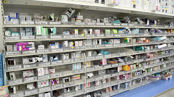 スギ薬局　ウニクス川越店（川越駅西口）の薬棚