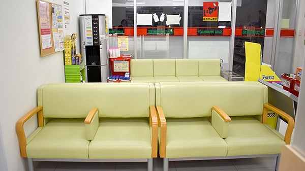 スギ薬局　江東橋店の待合スペース