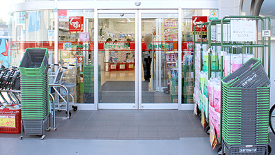 スギ薬局　大宮堀崎店の入口