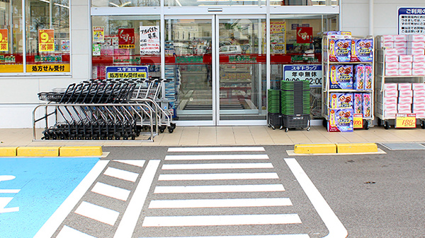 スギ薬局　笠寺南店の入口
