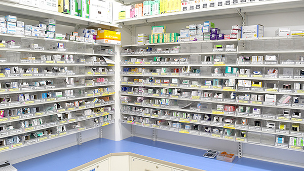 スギ薬局　練馬三丁目店の薬棚