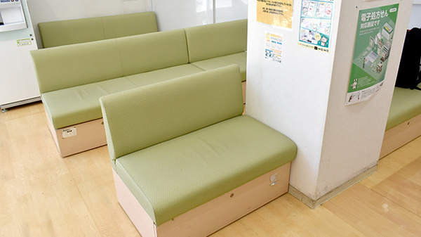 スギ薬局　あびこ駅前店の待合スペース
