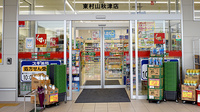 スギ薬局　東村山秋津店の入口