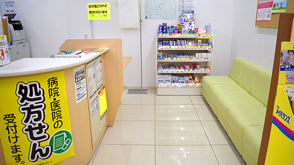 スギ薬局　新宿若松町店の待合スペース