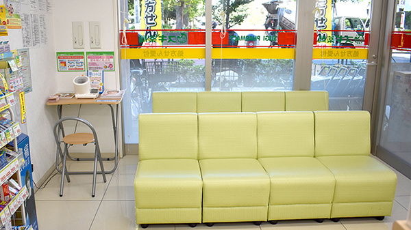 スギ薬局　西ケ原店の待合スペース