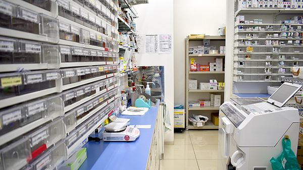スギ薬局　西ケ原店の調剤室