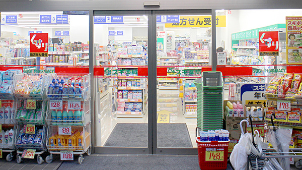 スギ薬局　小石川１丁目店の入口