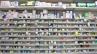 スギ薬局　小石川１丁目店の薬棚