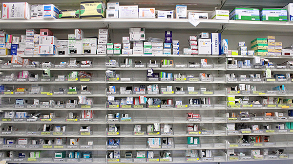 スギ薬局　小石川１丁目店の薬棚
