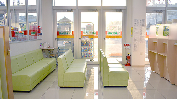 スギ薬局　野田下町店の待合スペース