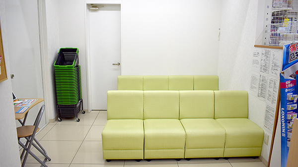 スギ薬局　茅ケ崎新栄町店の待合スペース