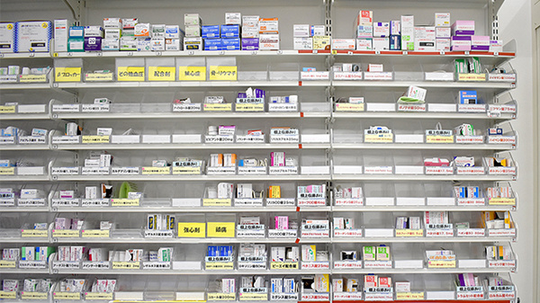 スギ薬局　茅ケ崎新栄町店の薬棚