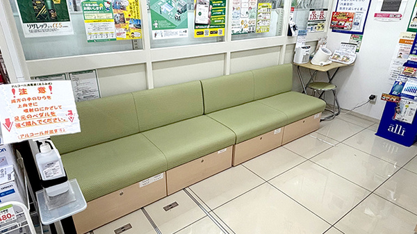 スギ薬局　千島店の待合スペース