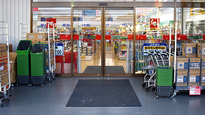 スギ薬局　蓮田山ノ内店の入口